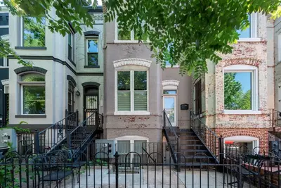 Image de Espace de luxe comprend le stationnement hors rue.