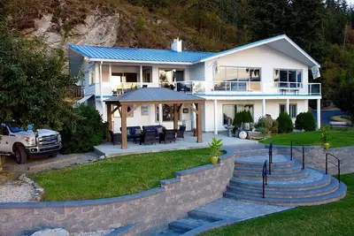 Image de Semi-au bord du lac, trampoline sur l'eau, bain à remous, canoë, planches à pagaie, kayaks