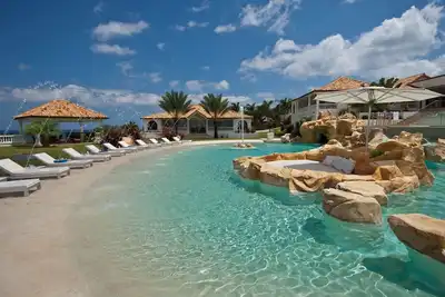 Image de Villa Sandyline Ă St Martin - Villa luxueuse avec 6 chambres et front de mer sur la baie de Prunier