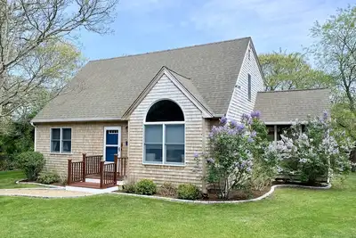 Image de Maison vigneronne située dans le quartier hautement souhaitable de Katama à Edgartown!
