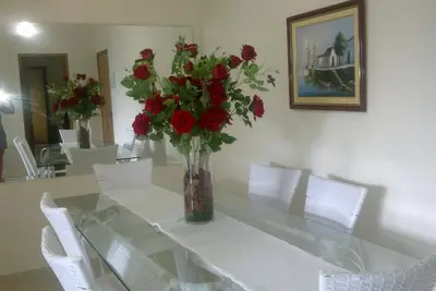 Image de Bel appartement à Praia Grande avec un balcon gastronomique et vue sur la mer.