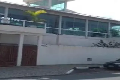 Image de Maison de plage confortable avec vue sur la mer.