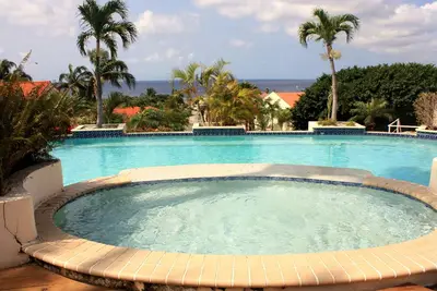 Récemment redécoré appartement spacieux dans le luxe Royal Palm Resort