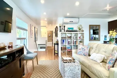 Image de Oasis moderne près de la plage, parking, climatisation, petit patio, vue sur le palmier et plus