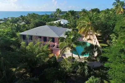 Image de Villa exotique sur l'île avec vue sur le port et piscine privée