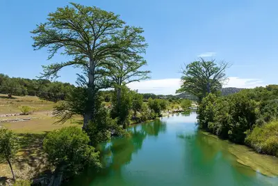 Image de Darling Cottage avec accès à 2 parcs de la rivière Blanco!
