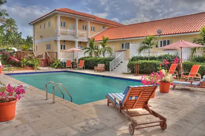 Image de 5 suites modernes, 1 domaine, élégamment décorées sur une oasis de calme avec piscine