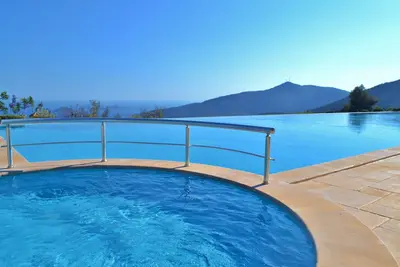 Villa 3 chambres avec piscine privée, vue mer et montagne à Lavanta incroyable