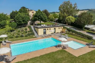 Image de Villa Soffio avec piscine dans les collines de Fermo, Ă seulement 20 minutes de la cĂ´te Adriatique.