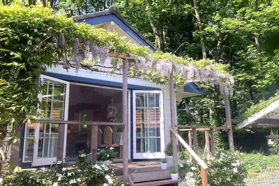 Image de Belle Finnhouse située avec belle cour au pied des dunes de Schoorl.