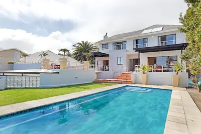 Image de A contemporary home with a pool a minute from Camps Bay Beach