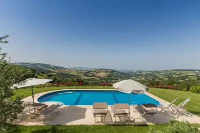 Image de Villa del Cucco, une ferme avec une piscine près de Fossombrone, à 30 minutes de la côte Adriatique