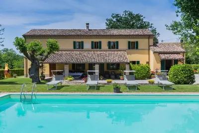 Image de Villa delle Vigne, villa avec grand jardin et piscine, près de la côte Adriatique