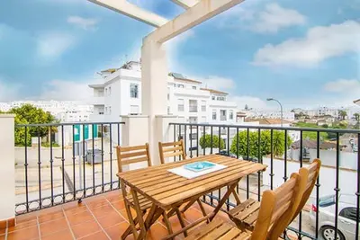 Image de Maison avec grand patio, terrasses, solarium, garage, wifi et piscine.
