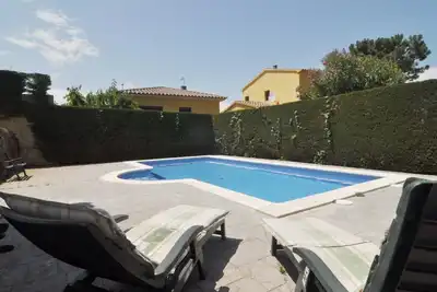 Image de Maison dans un quartier calme avec wifi et piscine privée