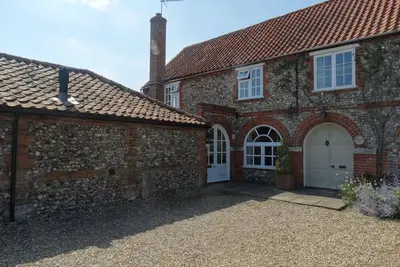 Image de Attractive Three Bedroom Flint Cottage Situé dans Burnham Market.