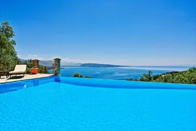 Image de Villa Vilelmina: Villa familiale Corfou entièrement équipée avec vue panoramique sur la mer sur Kerasia beac