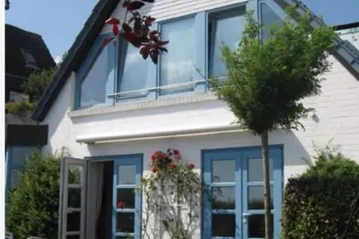 Image de maison individuelle et spacieuse avec vue sur la mer directement sur la plage