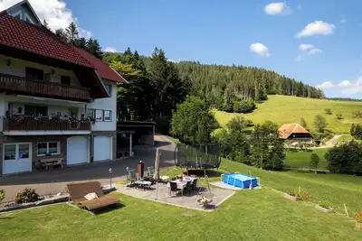 Image de Vacances sur le Oberhubhof, surplombant la vallée et le terrain de jeux.