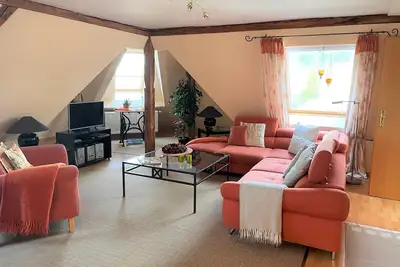 Image de Appartement mansardé spacieux meublé dans un style méditerranéen avec balcon