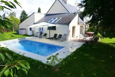 Image de With heated pool 5km from beaches, sailing school, trails, pier.