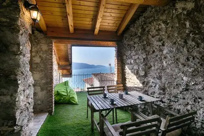 Image de Beaux appartements dans une maison en pierre locale rénovée.