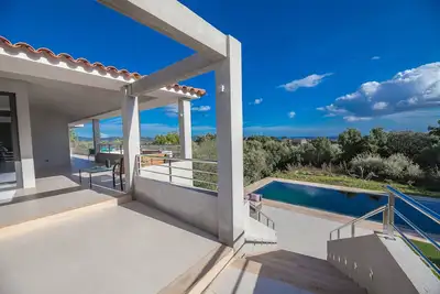 Image de Luxueuse villa indépendante avec piscine et vue mer
