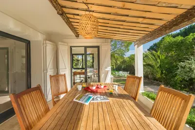 Appartement classé 4* situé au Rez de chaussée de la villa. . Jardin de 1 000 m2