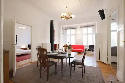 Image de Appartement ancien, spacieux et luxueusement meublé avec 3 chambres + petit balcon