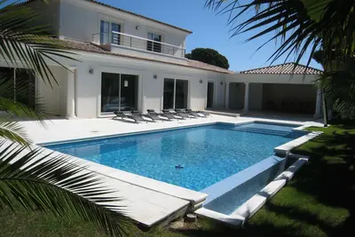Image de Villa de standing climatisée avec piscine et grand jardin clos proche plages