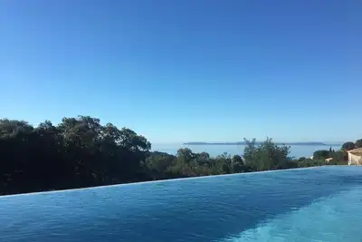 Image de Magnifique villa vue mer avec piscine à débordement, à 900 mètres de la plage