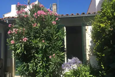 La petite maison de famille 3*. A côté du port au cœur du village cour au sud