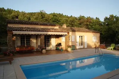 Image de Mas provençal avec parc d'un hectare privé et piscine privative