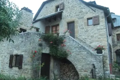 Image de maison indépendante cadre champêtre au pied de l'Aubrac, dans la vallée du lot