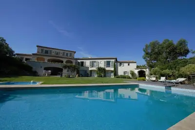 Villa standing, vue mer & collines, tennis privé, piscine, spa, A/C, 7ch. /14pers