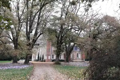 Image de Château (20pers. ) et maison d'hôtes (7pers. ) au sein d'un parc de 8 ha