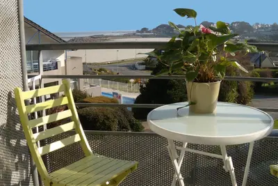 Appartement avec superbe vue sur mer et plage de Trestel à 9 km de Perros Guirec