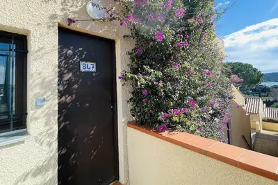 Image de « La belle provençale ». Confort, Piscine, Vue mer, plage à pied.