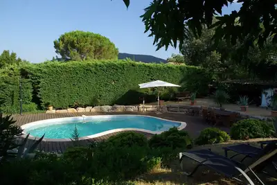 Image de Belle villa fleurie, en retrait de la foule avec sa piscine privative.