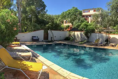 Image de Mas entre mer et montagne a Argelès sur terrain arboré avec piscine