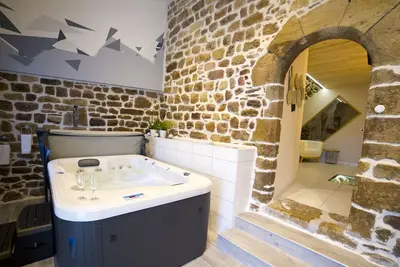 Image de La Cazette : suite romantique insolite avec spa privatif