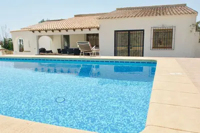 Image de Superbe Villa Spacieuse A La Cumbre Del Sol Avec Grande Piscine Et Jacuzzi