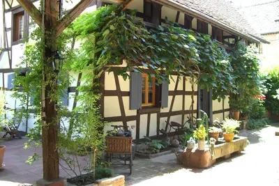 Image de L'hospitalité de la gentille sorcière dans ses colombages et son jardin calme