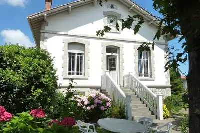 Location meublée à la mer (avec parking et jardin) à la frontière espagnole. . .
