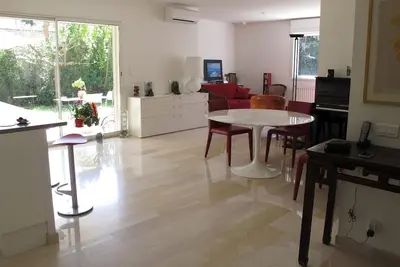 Image de 3 chambres, jardin, calme, tout climatisé, parking, à 10 min à pied du centre.