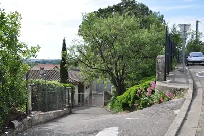 Image de Villa climatisée dans colline ; vue sur Mont Ventoux, jardin clos, soleil