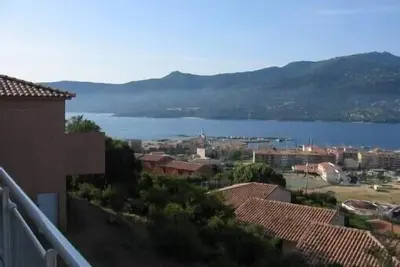 Image de petite villa avec piscine à débordement et vue panoramique sur golfe