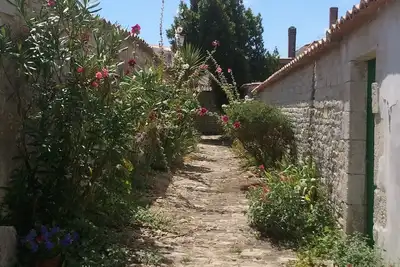 Jolie Maison Avec Cour Au Calme Au Coeur Du Village Dans Impasse Fleurie