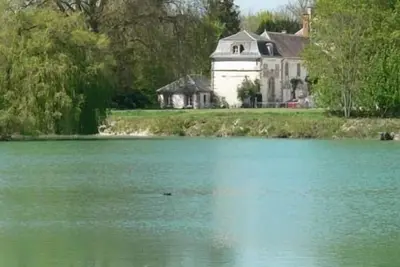 Image de Pavillon du Lac au Château de Juvigny
