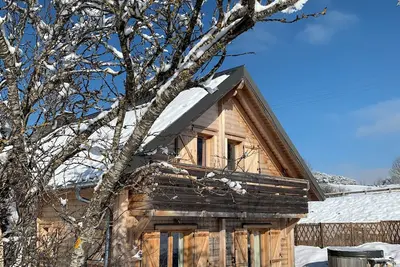 Image de Chalets en bois avec bain chaud ou jacuzzi à à 2 mn des pistes de ski alpin